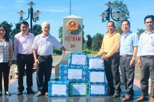 Gia Lai tặng quà cho học sinh nghèo người Việt tại Ratanakiri