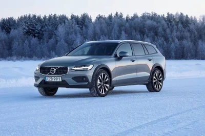 Sẵn sàng phiêu lưu cùng Volvo V60 Cross Country, giá về tay từ 2,69 tỷ đồng