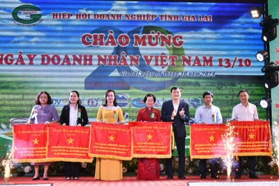 Phó Chủ tịch UBND tỉnh Nguyễn Tuấn Anh trao Cờ thi đua của UBND tỉnh cho 8 tập thể có thành tích xuất sắc, toàn diện nhiệm vụ công tác, dẫn đầu phong trào thi đua cụm khối năm 2023. Ảnh Đức Thụy 