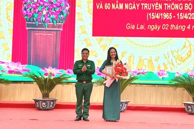 Đại tá Rơ Mah Tuân-Chính ủy Bộ đội Biên phòng tỉnh Gia Lai, Trưởng Ban Tổ chức trao giải nhất tập thể cho Trường THPT Pleiku. Ảnh: Hà Duy