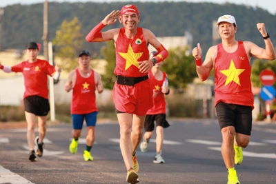 Hơn 100 runner hoàn thành cự ly 30,4 km chào mừng đại lễ 30-4