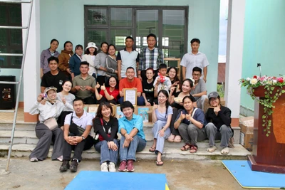 Tặng quà cho Trường Phổ thông Dân tộc Bán trú Tiểu học và THCS Nguyễn Khuyến