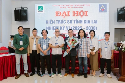 Hội Kiến trúc sư tỉnh Gia Lai ra mắt Ban Chấp hành nhiệm kỳ 2025-2030. Ông Võ Hồng Nhân (cầm hoa) được bầu làm Chủ tịch Hội. Ảnh: HKTS