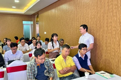 Các doanh nghiệp trao đổi trực tiếp với chuyên gia về các vấn đề liên quan đến áp dụng các tiêu chuẩn bền vững trong sản xuất, kinh doanh. Ảnh Hà Duy