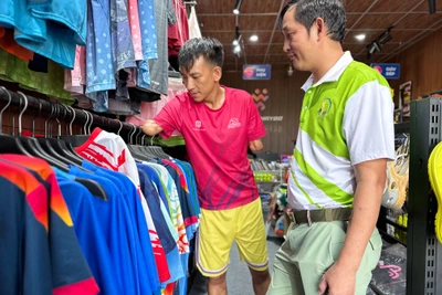 Kinh tế thể thao còn bao gồm các hoạt động gián tiếp phục vụ các hoạt động thể dục thể thao như/ sản xuất, cung cấp trang thiết bị thể thao. Ảnh: Hà Duy