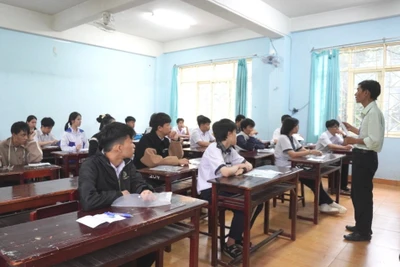 Hơn 900 thí sinh thi tuyển vào lớp 10 Trường THPT chuyên Hùng Vương
