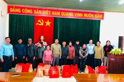 Những hội viên nông dân nghèo ở thị trấn Ia Kha(huyện Ia Grai, tỉnh Gia Lai) nhận quà Tết do các hộ sản xuất kinh doanh giỏi trao tặng. * Ảnh: Hoàng Cư