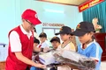 Trao quà cho bệnh nhân phong và học sinh có hoàn cảnh khó khăn xã Lơ Pang