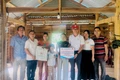 Trao học bổng cho học sinh nghèo vượt khó 