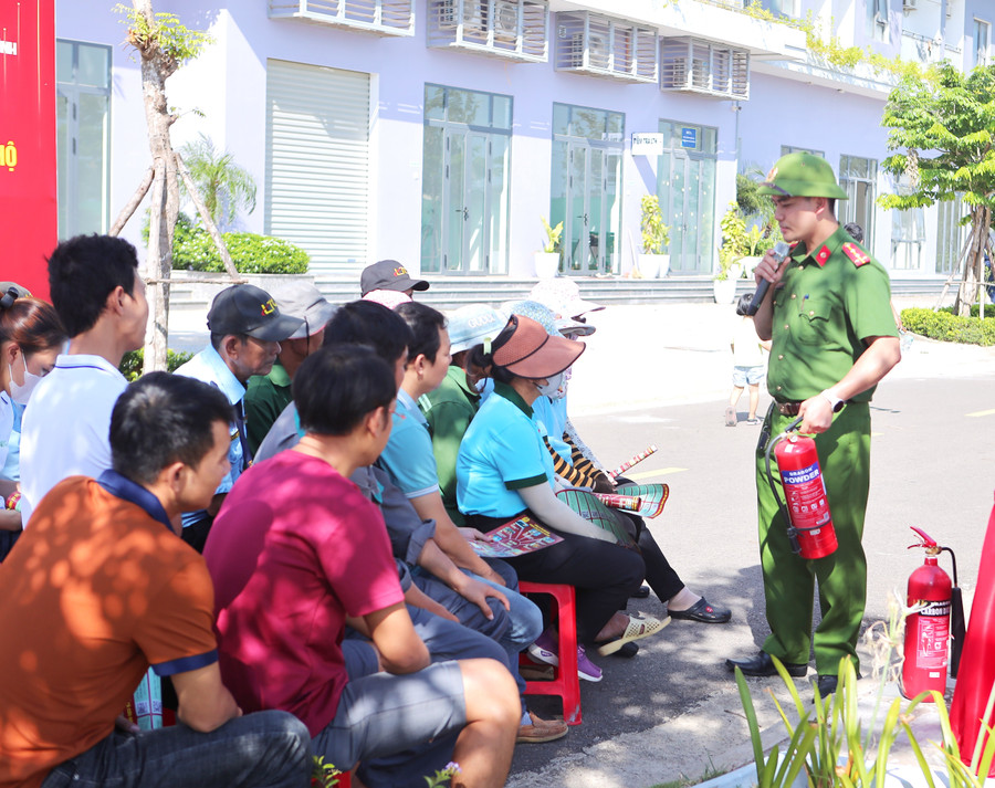 Cán bộ Phòng Cảnh sát PCCC&CNCH hướng dẫn cư dân chung cư Ecohome Nhơn Bình phòng cháy, chữa cháy. Ảnh: Văn Lực huong-dan-chua-chay.jpg