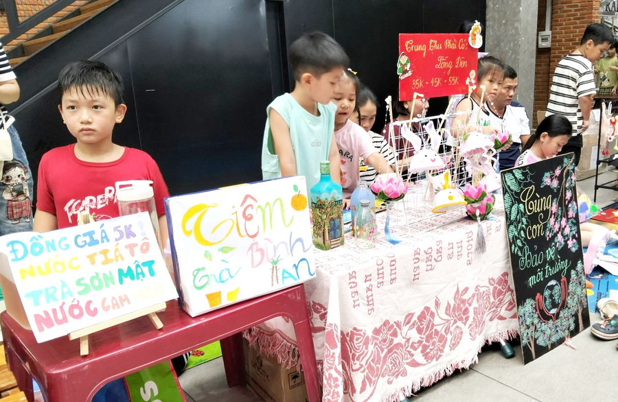 "Cửa hàng nhỏ" của các em nhỏ tại sự kiện chào đón mùa Trung thu 2025 với thông điệp bảo vệ môi trường. Ảnh: Văn Lực 3-gian-hang-tai-che.jpg