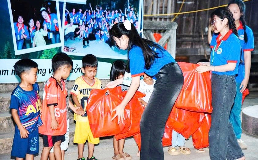 Đại diện CLB Dấu chân tình nguyện trao tặng quà gồm sách vở và đồ dùng học tập cho các em nhỏ chuẩn bị bước vào năm học mới. Ảnh: Quang An anh-6-trao-tang-qua-cho-hoc-sinh.jpg