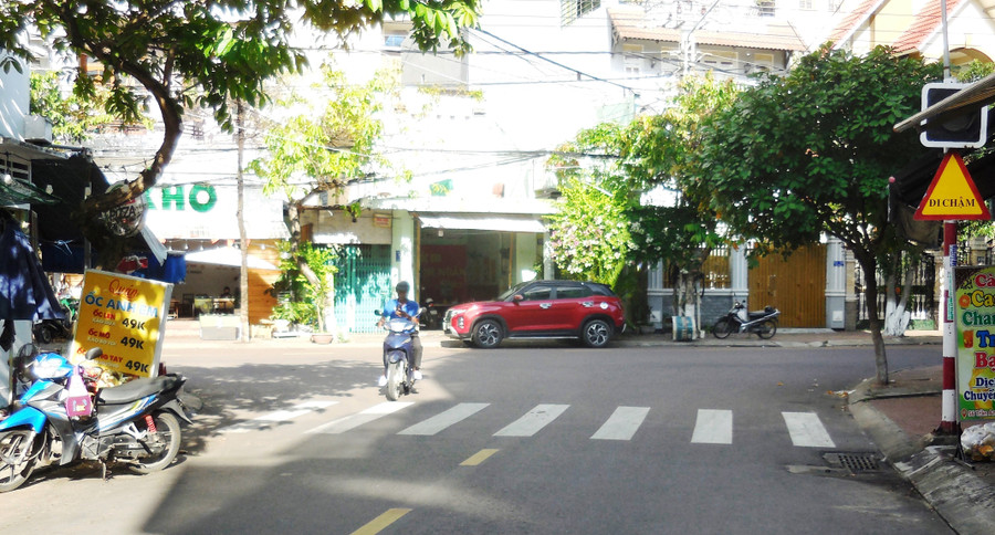 Ngành chức năng cắm biển báo “đi chậm” tại đoạn giao nhau giữa đường Trần An Tư và Diên Hồng. Ảnh: Văn Lực 3.jpg