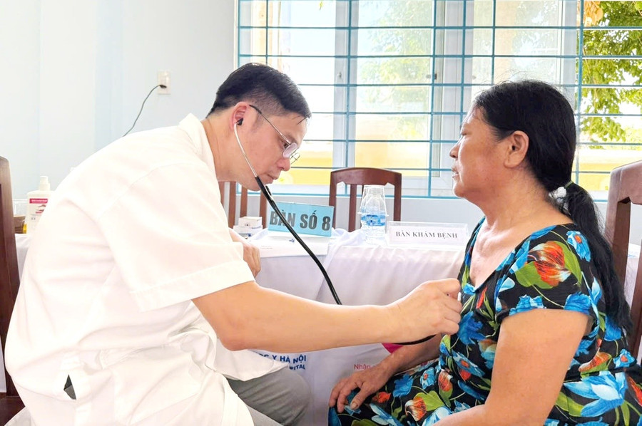 Các bác sĩ của Bệnh viện Đại học Y Hà Nội khám bệnh cho người dân xã đảo Nhơn Châu. Ảnh: Văn Lực anh-1-bac-si-kham-benh-cho-nguoi-dan.jpg