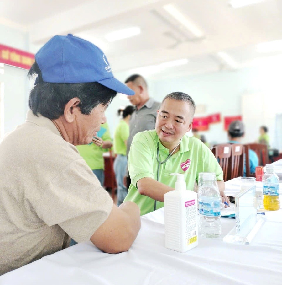 TS, BS. Nguyễn Lân Hiếu, Giám đốc Bệnh viện Đại học Y Hà Nội khám bệnh cho người dân xã đảo Nhơn Châu. Ảnh: Văn Lực anh-3-bac-si-nguyen-lan-hieu-kham-benh.jpg