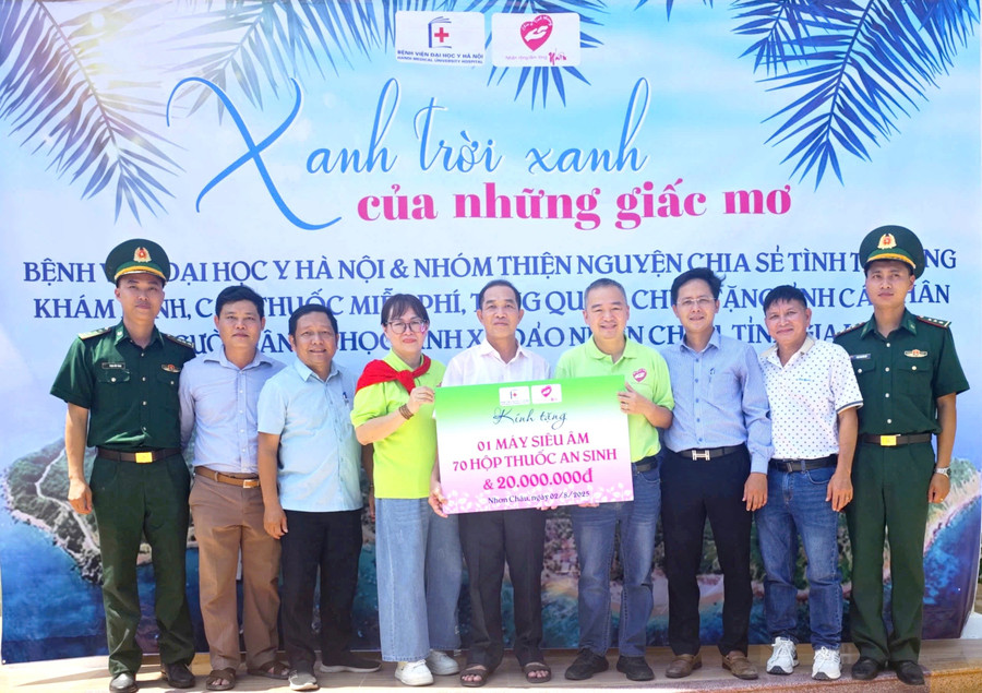 Đại diện Bệnh viện Đại học Y Hà Nội và nhóm thiện nguyện Chia sẻ tình thương tặng quà cho chính quyền và người dân xã đảo Nhơn Châu. Ảnh: Văn Lực anh-4-doan-tang-qua-cho-dia-phuong.jpg