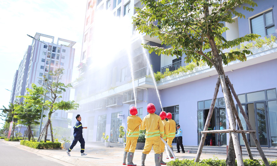 Lực lượng PCCC&CNCH tiến hành dập tắt đám cháy. Ảnh: Văn Lực chua-chay.jpg
