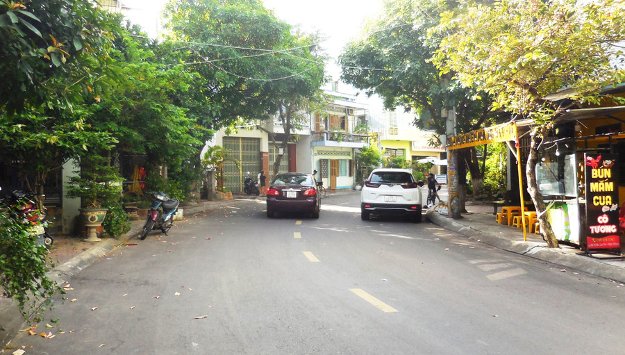 Đường Trần An Tư có nhiều khúc cua ngoặt, khuất tầm nhìn và lòng đường hẹp nên tiềm ẩn nguy cơ mất ATGT. Ảnh: Văn Lực 4.jpg
