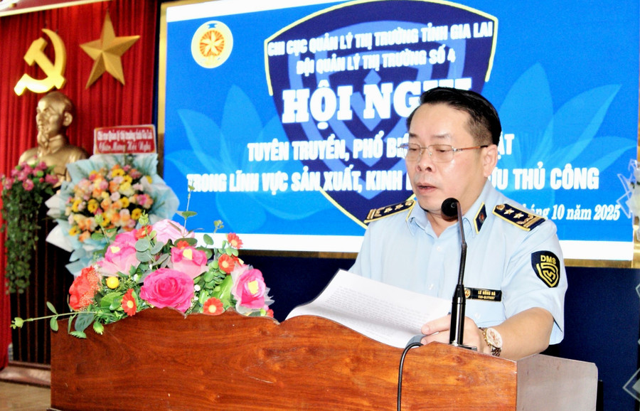 Ông Lê Hồng Hà-Chi cục trưởng Chi Cục quản lý thị trường tỉnh Gia Lai phát biểu tại buổi tuyên truyền. Ảnh: Văn Lực anh-4-chi-cuc-truong-le-hong-ha.jpg