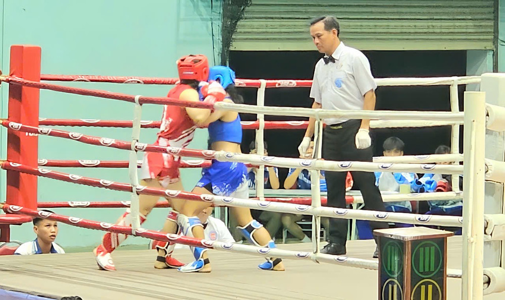 Các vận động viên thi đấu nội dung đối kháng Lowkick theo thể thức loại trực tiếp để tranh tài 18 bộ huy chương. Ảnh: R.H kick.jpg