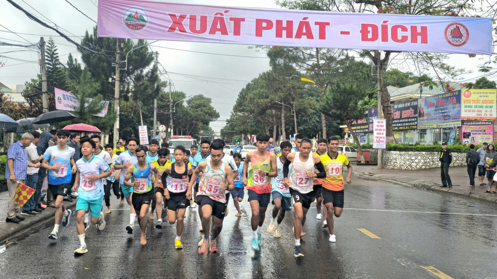 Các vận động viên thi đấu ở môn việt dã. Ảnh: R.H z6576085920522-b223382e0b7bae369d1f0d9f0c241a65.jpg
