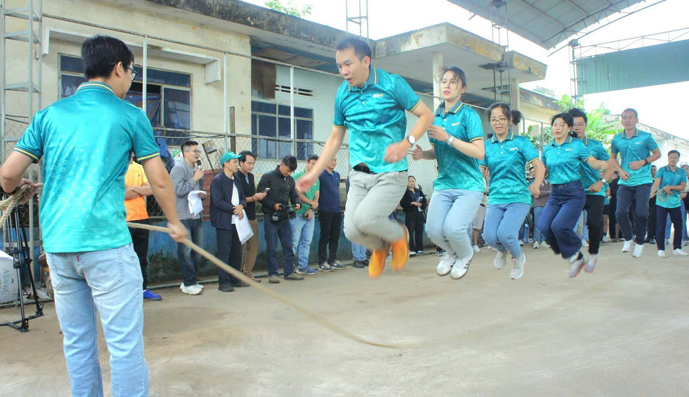 Mở màn hội thi là môn nhảy dây tập thể nam-nữ. Ảnh: R'Ô HOK nhay-day.jpg
