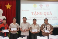 Công ty cà phê Ia Sao 2 tặng quà cho 46 đoàn viên, công nhân lao động