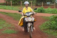 Những bưu tá mang báo Đảng tới vùng biên