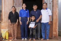 Trao tiền hỗ trợ đợt 2 cho em Nêu 