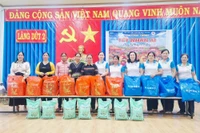 Gói bánh chưng, tặng quà cho các hoàn cảnh khó khăn tại xã Ia Hrung