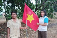 Trao tặng cờ Tổ quốc cho hội viên phụ nữ nhân dịp bầu cử