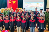 Công an xã Hra tổ chức chương trình “Áo ấm cho em” 2025