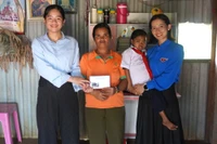 Trao tiền của bạn đọc hỗ trợ đợt 3 cho cháu bé bị xơ gan ở xã Biển Hồ