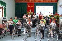 Trao quà cho các hộ nghèo, học sinh có hoàn cảnh khó khăn xã Ia Lâu