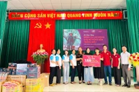 Tặng 1.525 nông cụ trồng điều cho hội viên phụ nữ xã Ia Krái