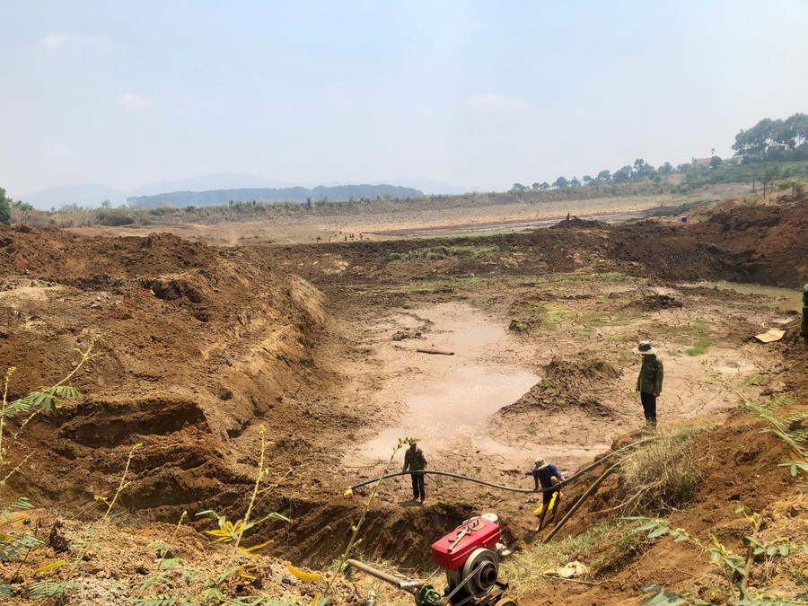 Nhiều hộ dân ở thôn 1, xã Hải Yang, huyện Đak Đak đang chắt chiu từng giọt nước để hy vọng cầm cự vườn cà phê chờ mưa. Ảnh: Gia Hưng