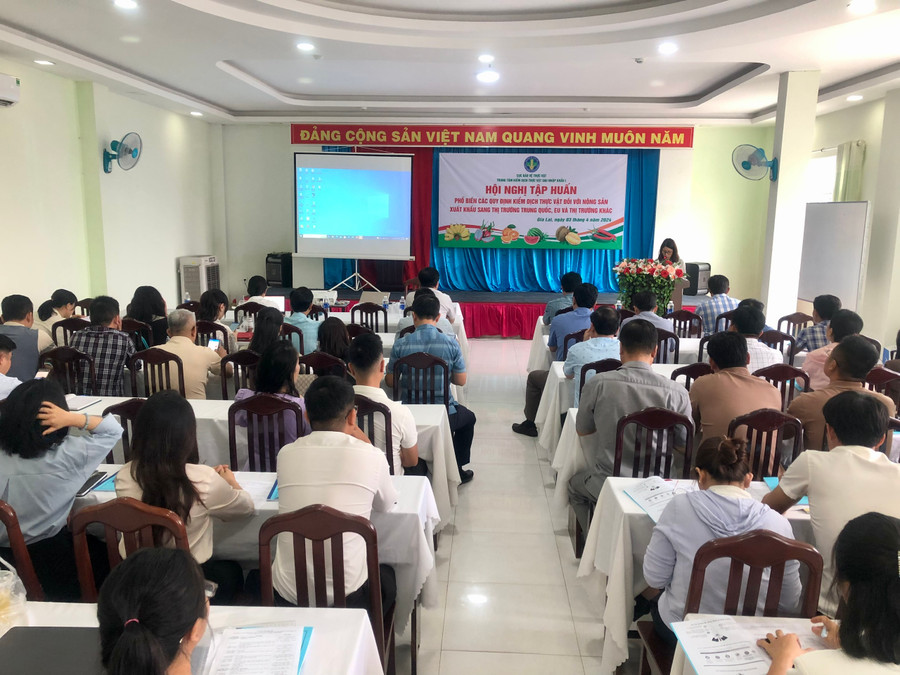 Hội nghị tập huấn “Phổ biến các quy định kiểm dịch thực vật đối với nông sản xuất khẩu sang thị trường Trung Quốc, EU và thị trường khác”. Ảnh: Lê Nam
