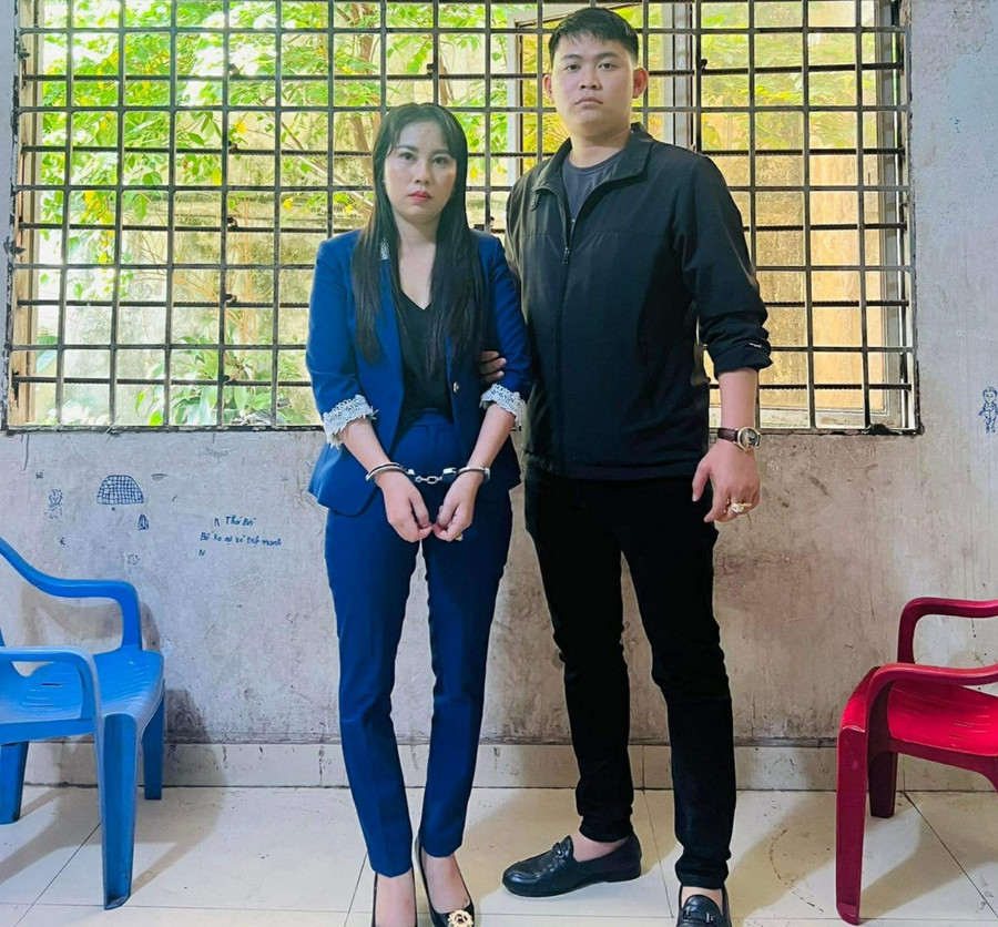 Đối tượng Nguyễn Thị Quỳnh (bìa trái) bị bắt giữ về hành vi lừa đảo chiếm đoạt tài sản. Ảnh: Công an Đak Đoa.