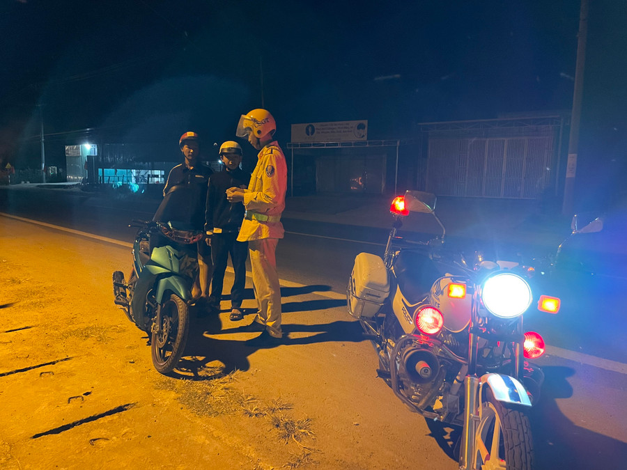 Lực lượng Cảnh sát Giao thông Công an huyện Phú Thiện tuần tra, kiểm soát giao thông dịp Tết Nguyên đán Quý Mão. Ảnh: Lê Anh Lực lượng Cảnh sát Giao thông Công an huyện Phú Thiện tuần tra, kiểm soát giao thông dịp Tết Nguyên đán Quý Mão. Ảnh: Lê Anh