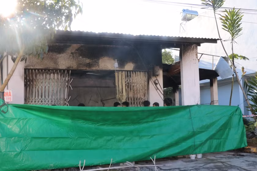 Trước phòng trọ khói ám đen, lực lượng chức năng phong tỏa hiện trường để điều tra làm rõ nguyên nhân vụ cháy. Ảnh: Ngọc Minh