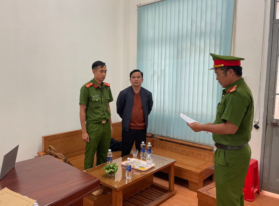 Cơ quan Cảnh sát điều tra Công an tỉnh Gia Lai đọc lệnh bắt tạm giam ông Lê Cảnh Phú (áo khoác thứ 2 bên trái). Ảnh: Công an tỉnh Gia Lai Cơ quan Cảnh sát điều tra Công an tỉnh Gia Lai đọc lệnh bắt tạm giam ông Lê Cảnh Phú (áo khoác thứ 2 bên trái). Ảnh: Công an tỉnh Gia Lai