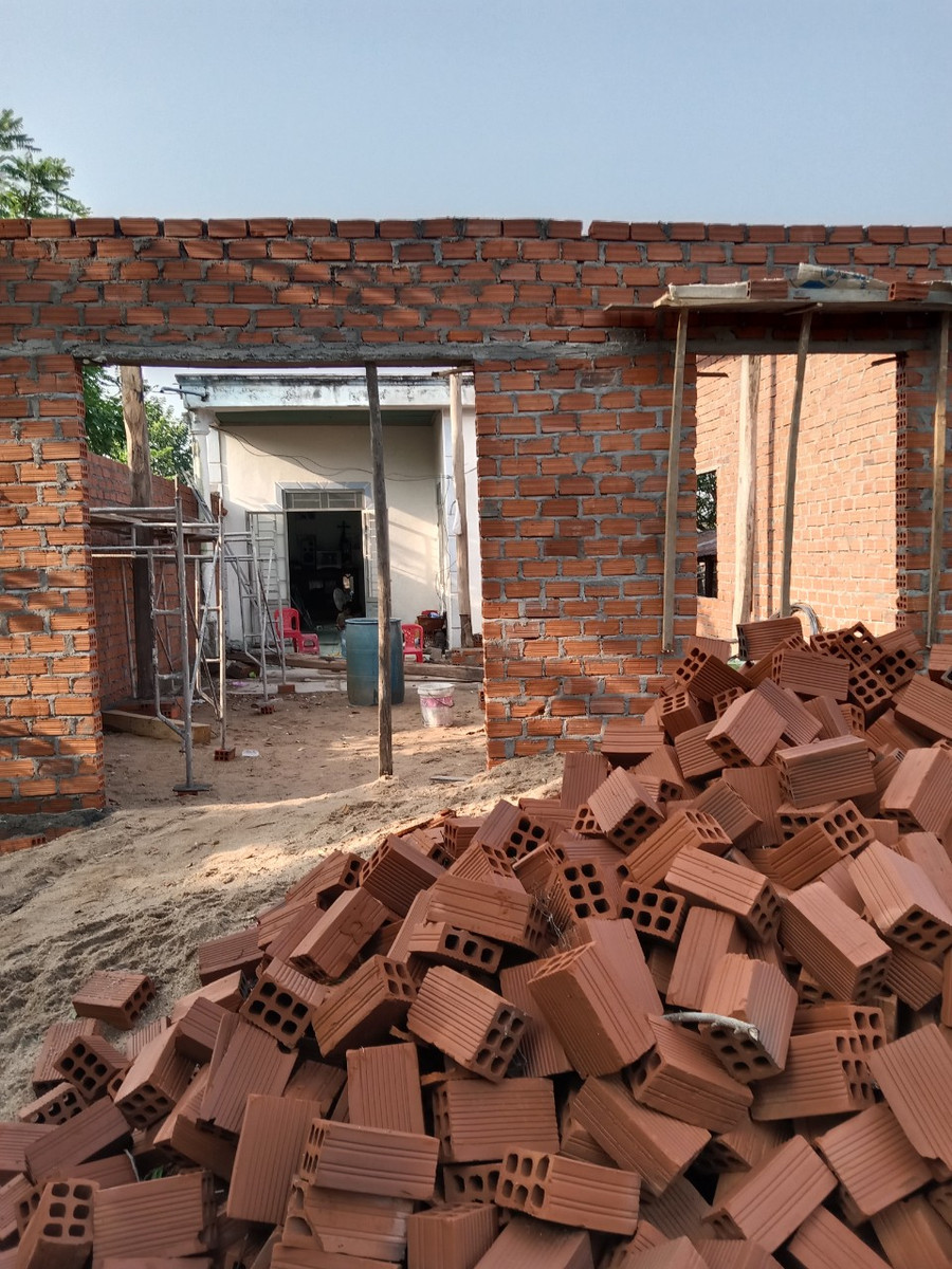 Nhà dân trên địa bàn huyện Krông Pa đang xây dựng và mới lợp mái đã bị gió lốc cuốn bay ngày 21-4. Ảnh: Lê Nam Nhà dân trên địa bàn huyện Krông Pa đang xây dựng và mới lợp mái đã bị gió lốc cuốn bay ngày 21-4. Ảnh: Lê Nam