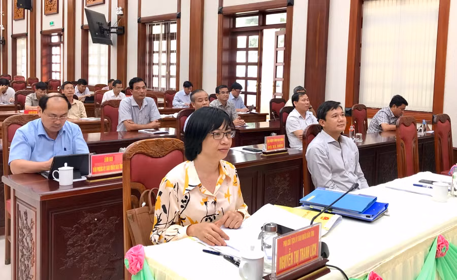 Phó Chủ tịch UBND tỉnh Gia Lai Nguyễn Thị Thanh Lịch (hàng đầu, bìa trái) dự Hội nghị trực tuyến toàn quốc về công tác PCTT và TKCN năm 2023 tại điểm cầu Gia Lai. Ảnh: Lê Nam