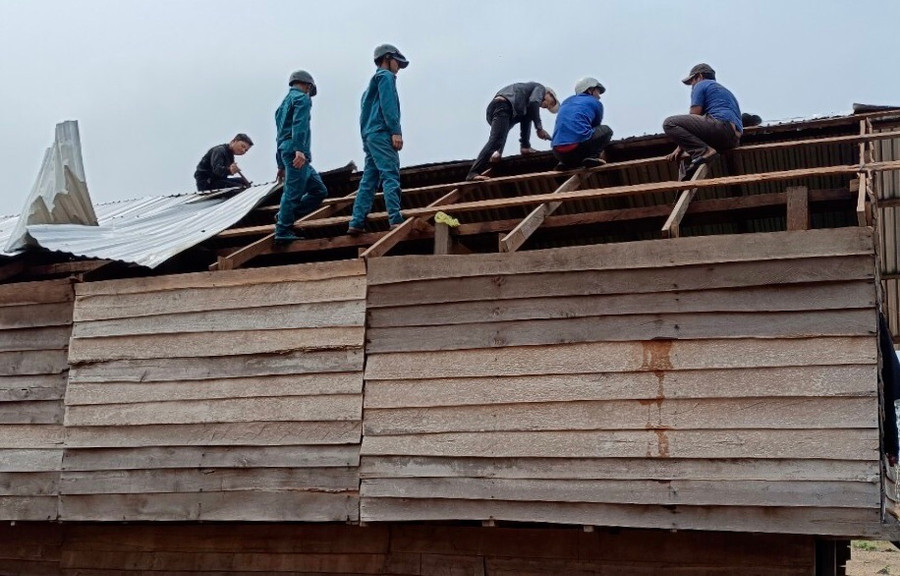 Lực lượng chức năng hỗ trợ người dân sửa chữa nhà ở bị tốc mái. Ảnh: Lê Nam Lực lượng chức năng hỗ trợ người dân sửa chữa nhà ở bị tốc mái. Ảnh: Lê Nam