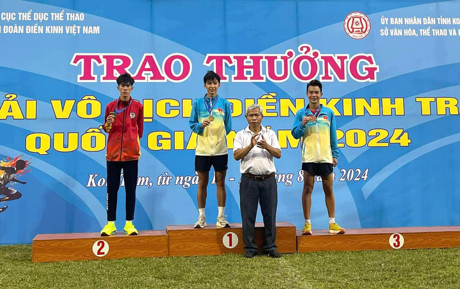 Thành Đạt và Quang Thắng trên bục nhận giải ở cự ly 10.000m. Ảnh: Trường Sinh
