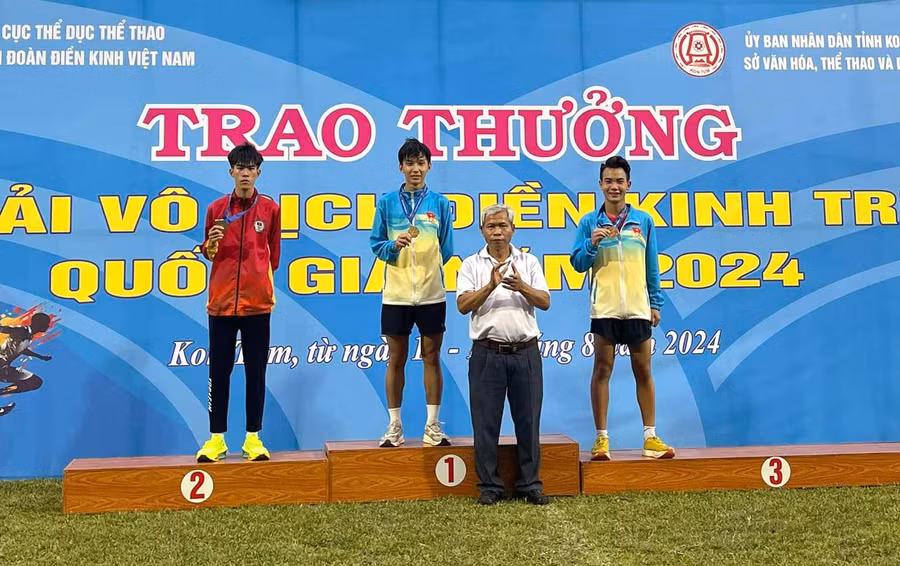Thành Đạt và Quang Thắng trên bục nhận giải ở cự ly 10.000m. Ảnh: Trường Sinh