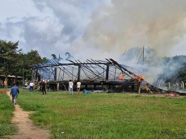 Kết cấu nhà rông làng Kon Băh đã bị sụp đổ hoàn toàn. Ảnh: CTV Kết cấu nhà rông làng Kon Băh đã bị sụp đổ hoàn toàn. Ảnh: CTV