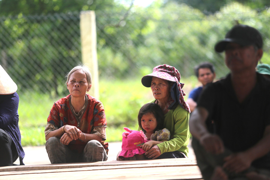 Dân làng Kon Băh thẫn thờ trước cảnh nhà rông bị thiêu rụi. Ảnh: Văn Ngọc