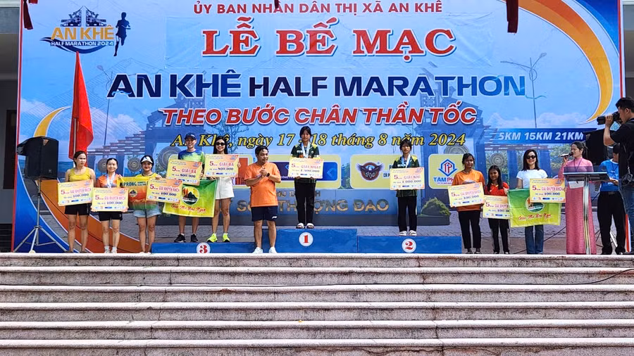 Ban tổ chức trao giải cho 10 vị trí đầu tiên ở từng cự ly. Ảnh: Văn Ngọc Ban tổ chức trao giải cho 10 vị trí đầu tiên ở từng cự ly. Ảnh: Văn Ngọc