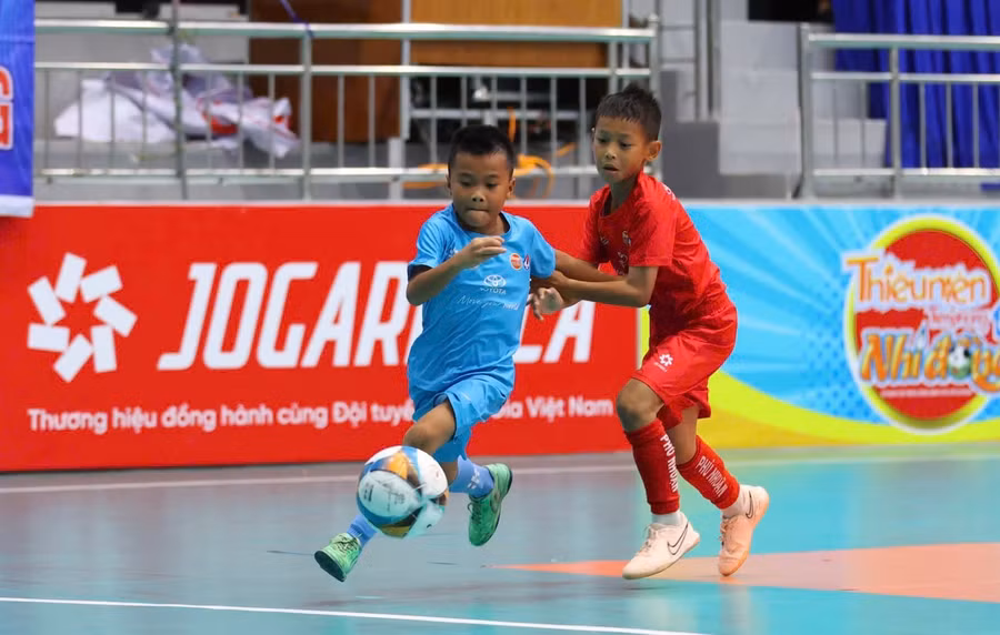 U9 TP. Hồ Chí Minh (phải) đã có chiến thắng kịch tính trước U9 Việt Hùng Thanh Hóa. Ảnh: Thanh Dương U9 TP. Hồ Chí Minh (phải) đã có chiến thắng kịch tính trước U9 Việt Hùng Thanh Hóa. Ảnh: Thanh Dương